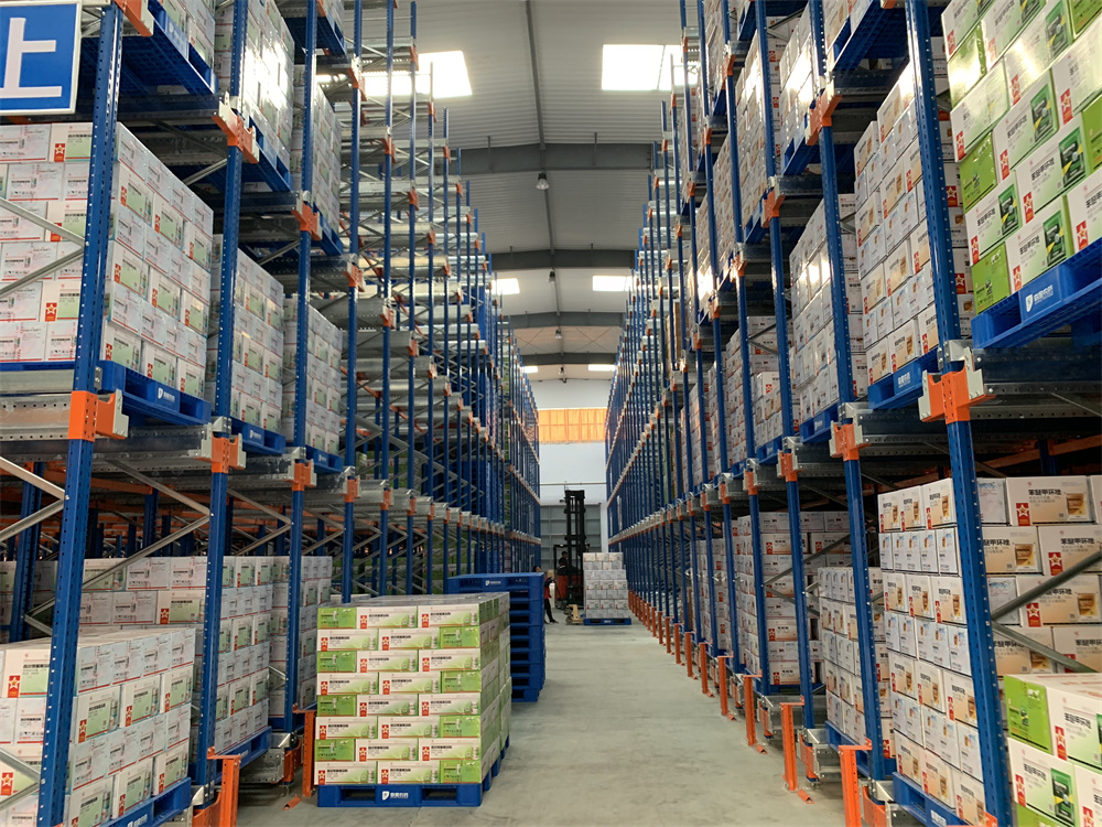 穿梭通過貨架的工作過程是什么？